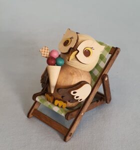 Kuhnert Minieule mit Eis im Liegestuhl
