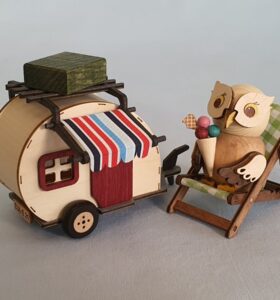 Kuhnert Minieule mit Eis im Liegestuhl mit Wohnwagen