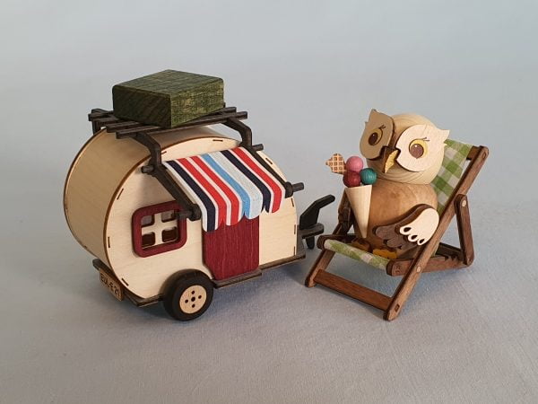 Kuhnert Minieule mit Eis im Liegestuhl mit Wohnwagen